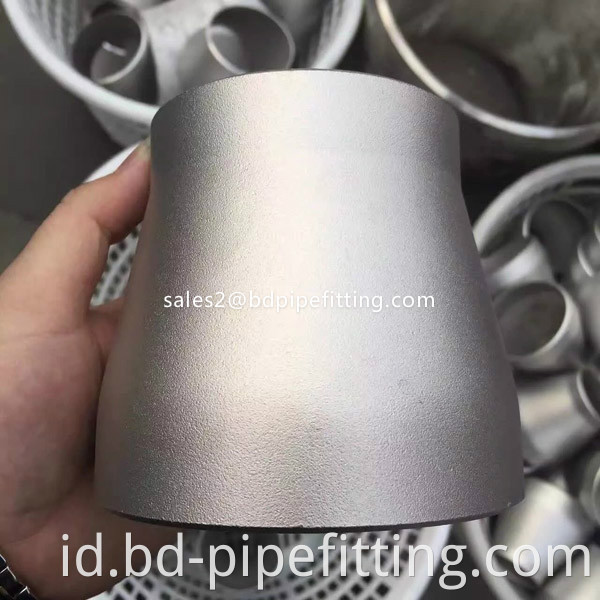 Alloy pipe fitting (521)